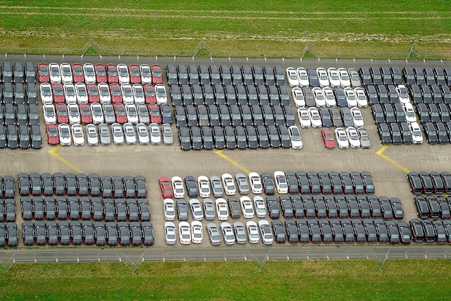 Thiếu chip, hàng nghìn chiếc Mercedes-Benz mới toanh ‘chôn chân’ ở sân bay - Ảnh 8.