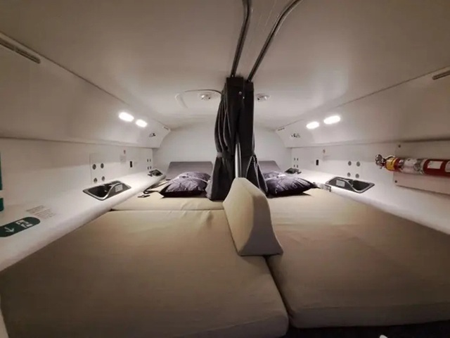Không gian bí mật trên máy bay cho phi hành đoàn nghỉ ngơi trong các chuyến bay dài - Ảnh 3.