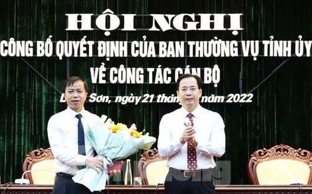 Ông Trần Hồng Nghĩa (bìa trái) nhận Quyết định tiếp nhận, bổ nhiệm và hoa chúc mừng của lãnh đạo Tỉnh ủy Lạng Sơn. Ảnh: Duy Chiến