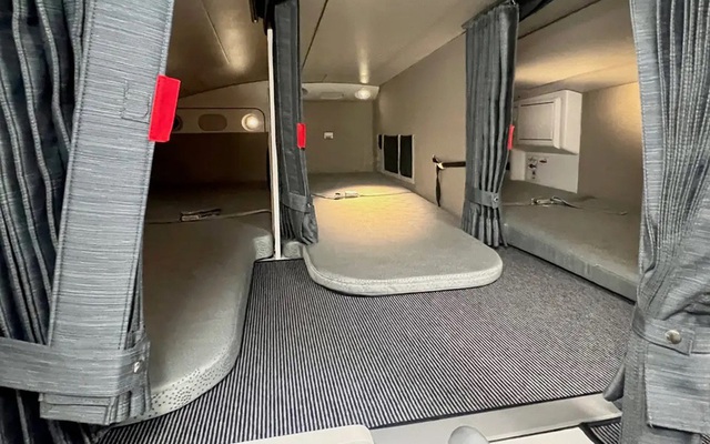 Không gian nghỉ ngơi của tiếp viên hàng không trên máy bay Airbus A350 - Ảnh: Insider