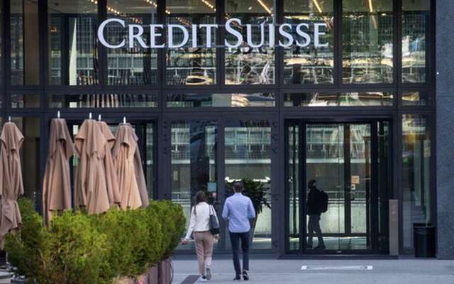 Logo của Ngân hàng Credit Suisse tại một tòa nhà văn phòng ở Zurich, Thụy Sĩ - Ảnh: REUTERS