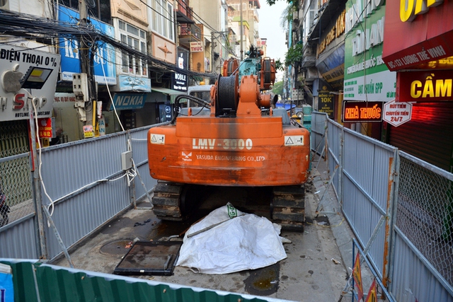  Ảnh, clip: Công trình xây dựng giữa phố Hà Nội khiến người dân chật vật di chuyển - Ảnh 3.