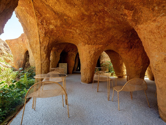 Nhà hàng được tạo tác như hang động dưới lòng đất Nhật Bản - Ảnh 2.