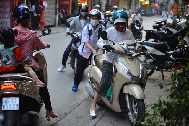  Ảnh, clip: Công trình xây dựng giữa phố Hà Nội khiến người dân chật vật di chuyển - Ảnh 8.