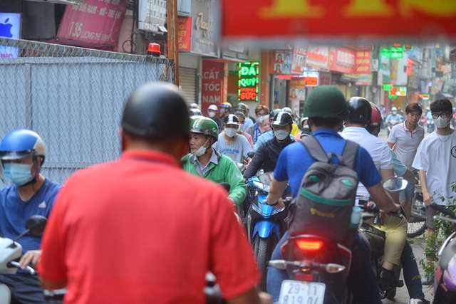  Ảnh, clip: Công trình xây dựng giữa phố Hà Nội khiến người dân chật vật di chuyển - Ảnh 7.
