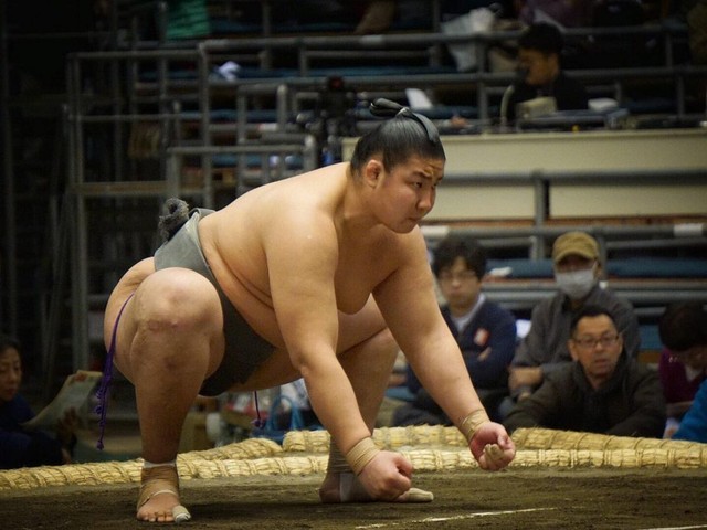 Kỷ luật thép tạo nên võ sĩ Sumo 270kg: Ăn gấp 4 lần người thường, ngủ phải dùng bình oxy - Ảnh 1.