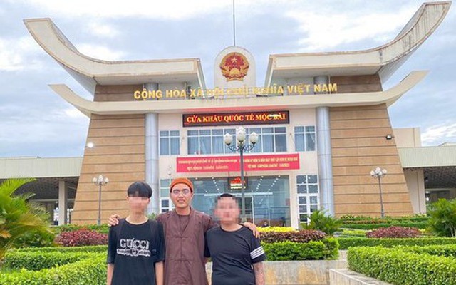 Sư thầy Thích Vạn Lực cùng 2 thanh niên lao động ở Campuchia được đưa về nước.