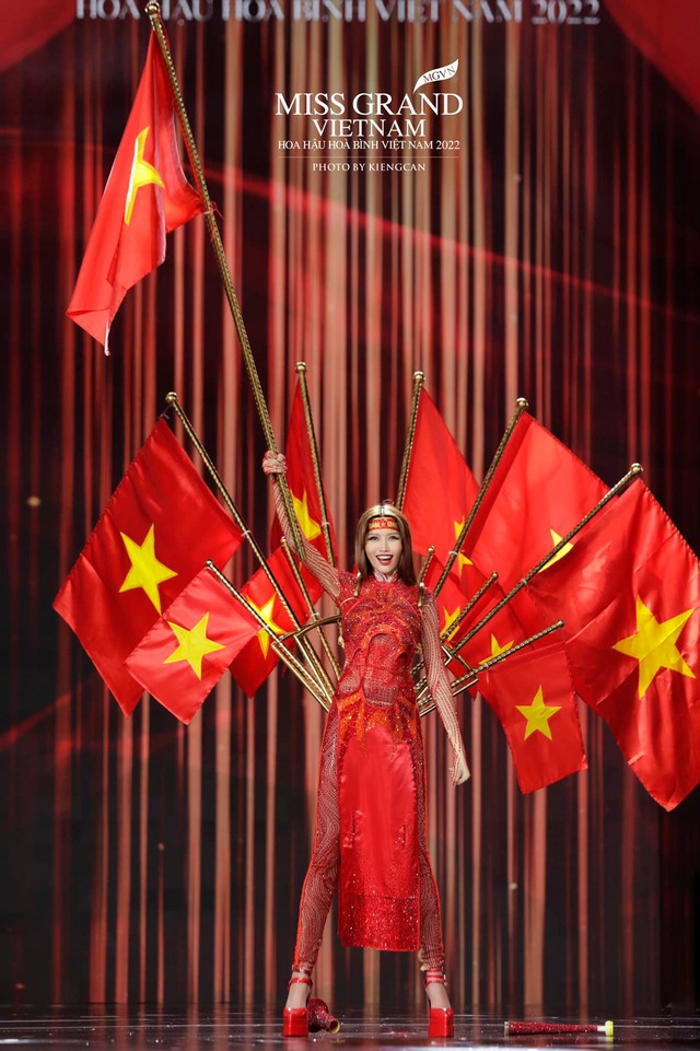 Toàn cảnh đêm thi trang phục dân tộc Hoa hậu Hoà bình Việt Nam: Thuỳ Tiên và dàn sao đổ bộ, hàng loạt thiết kế cực độc đáo - Ảnh 31.