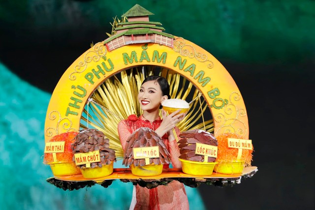 Toàn cảnh đêm thi trang phục dân tộc Hoa hậu Hoà bình Việt Nam: Thuỳ Tiên và dàn sao đổ bộ, hàng loạt thiết kế cực độc đáo - Ảnh 21.