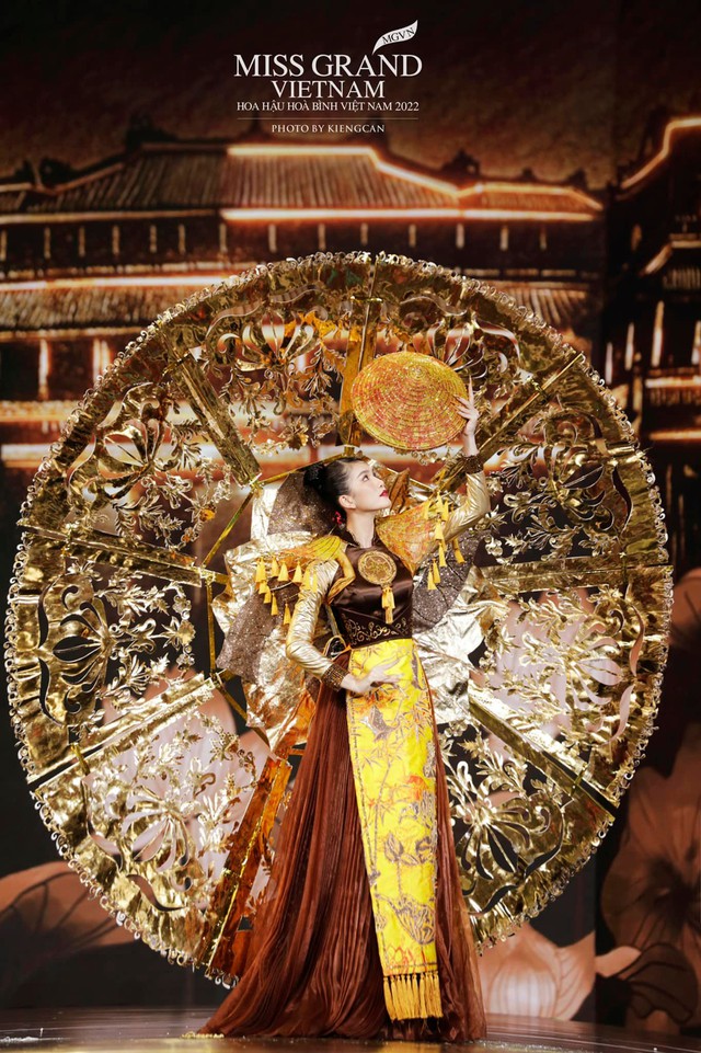 Toàn cảnh đêm thi trang phục dân tộc Hoa hậu Hoà bình Việt Nam: Thuỳ Tiên và dàn sao đổ bộ, hàng loạt thiết kế cực độc đáo - Ảnh 16.