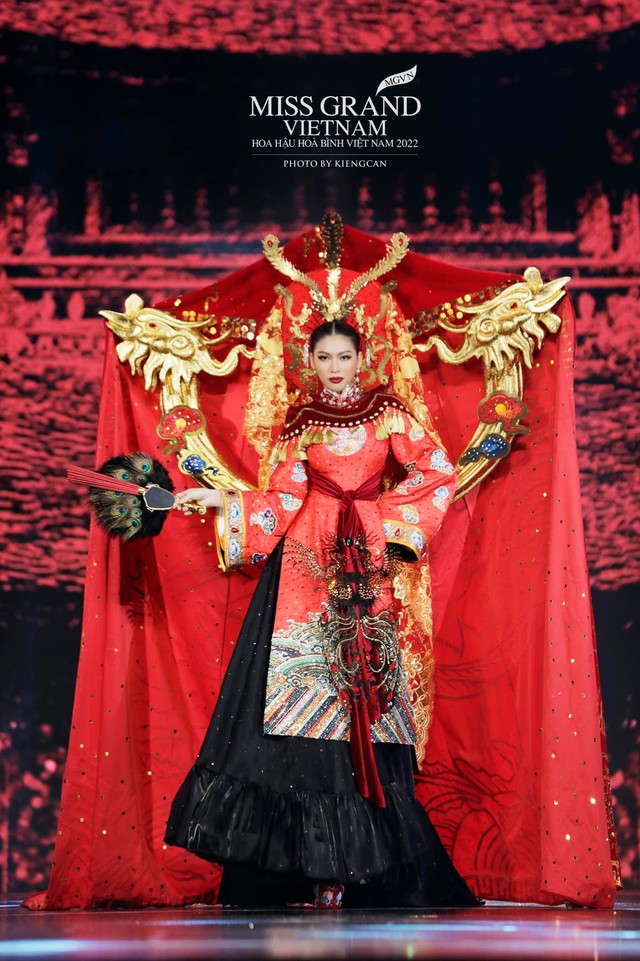 Toàn cảnh đêm thi trang phục dân tộc Hoa hậu Hoà bình Việt Nam: Thuỳ Tiên và dàn sao đổ bộ, hàng loạt thiết kế cực độc đáo - Ảnh 12.