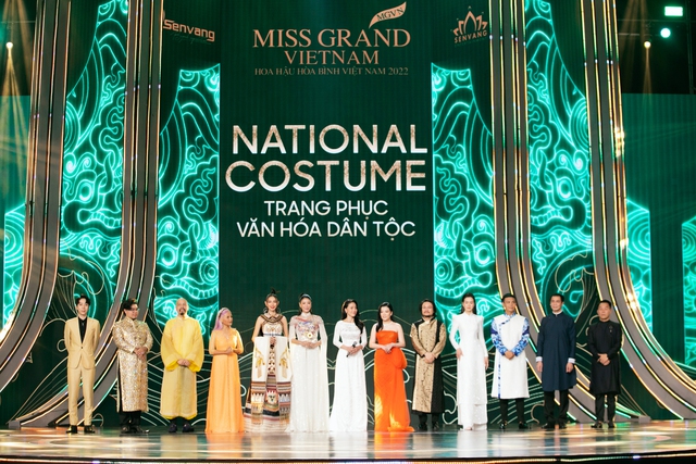 Toàn cảnh đêm thi trang phục dân tộc Hoa hậu Hoà bình Việt Nam: Thuỳ Tiên và dàn sao đổ bộ, hàng loạt thiết kế cực độc đáo - Ảnh 11.