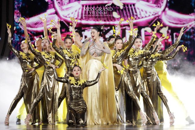 Toàn cảnh đêm thi trang phục dân tộc Hoa hậu Hoà bình Việt Nam: Thuỳ Tiên và dàn sao đổ bộ, hàng loạt thiết kế cực độc đáo - Ảnh 9.