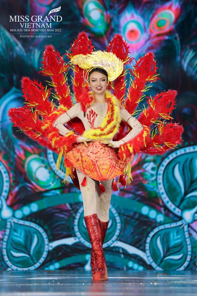 Toàn cảnh đêm thi trang phục dân tộc Hoa hậu Hoà bình Việt Nam: Thuỳ Tiên và dàn sao đổ bộ, hàng loạt thiết kế cực độc đáo - Ảnh 25.