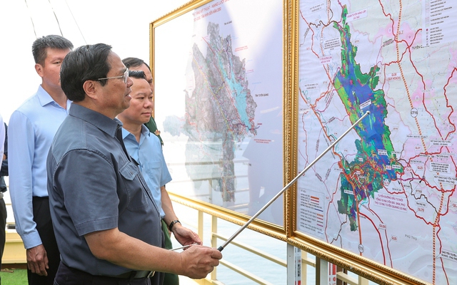 Thủ tướng nêu ra một số cách tiếp cận để tỉnh phối hợp với các bộ, ngành, địa phương xung quanh nghiên cứu khai thác hiệu quả Hồ Thác Bà - Ảnh: VGP/Nhật Bắc