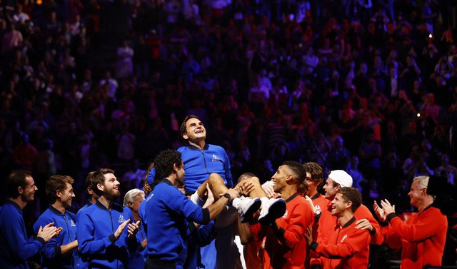 Tay vợt huyền thoại Roger Federer bật khóc khi kết thúc sự nghiệp với những cột mốc không thể nào quên - Ảnh 1.