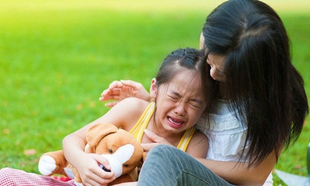 Cha mẹ biết kiểm soát cảm xúc theo cách này dễ nuôi dạy con thành người ưu tú - Ảnh 2.