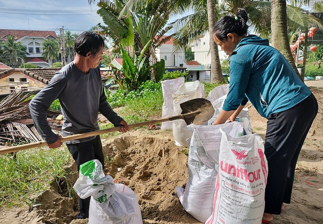  Ảnh: Người dân miền Trung hối hả kéo thuyền, chằng chống nhà cửa chạy bão Noru  - Ảnh 14.