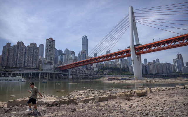 Sông Gia Lăng ở Trùng Khánh cạn trơ đáy trong bức ảnh chụp ngày 19/8/2022 (Ảnh: Bloomberg)