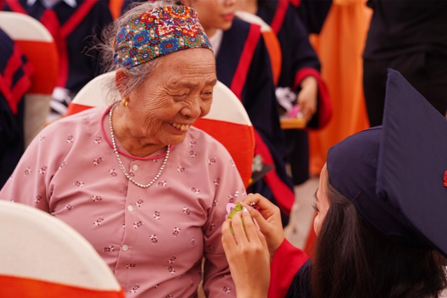 Xúc động hình ảnh bà nội 83 tuổi vượt gần 2.000km dự lễ tốt nghiệp của cháu gái - Ảnh 2.