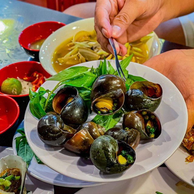 What restaurant do office workers who are addicted to snails often visit to eat deliciously cooked snails at a reasonable price?  - Photo 17.