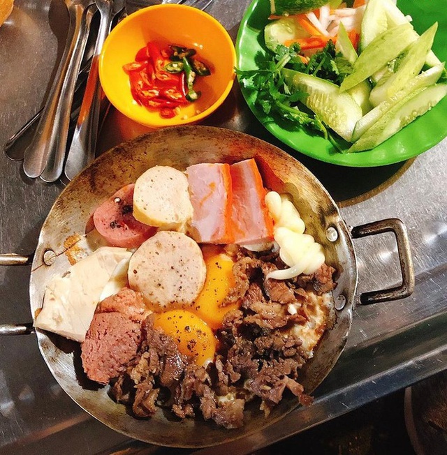 Taking 100k to walk around the aristocratic Nguyen Hue walking street, what dishes can you eat?  - Photo 2.