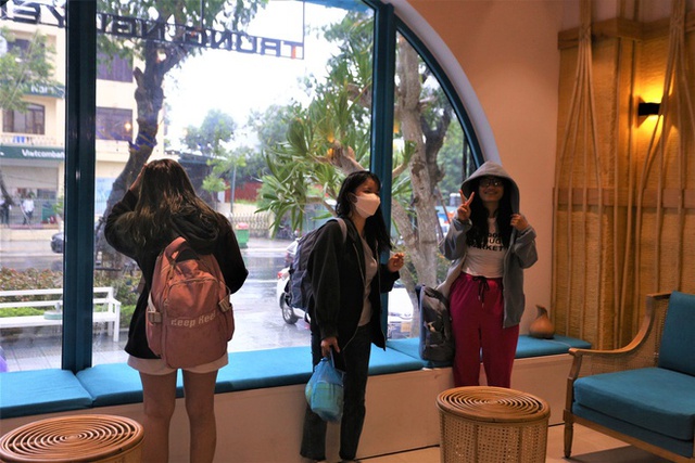Ấm lòng khách sạn ở Đà Nẵng miễn phí cho du khách và người dân tránh bão Noru - Ảnh 9.