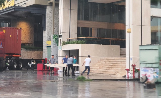 Sóng lớn liếm sát bờ biển Đà Nẵng, khách sạn thuê loạt container chắn bão - Ảnh 6.
