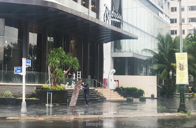 Sóng lớn liếm sát bờ biển Đà Nẵng, khách sạn thuê loạt container chắn bão - Ảnh 5.
