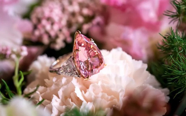 Viên kim cương cỡ lớn đặc biệt quý hiếm Fortune Pink sẽ được bán đấu giá vào tháng 11 tới tại Geneva (Thụy Sĩ). Ảnh: AFP