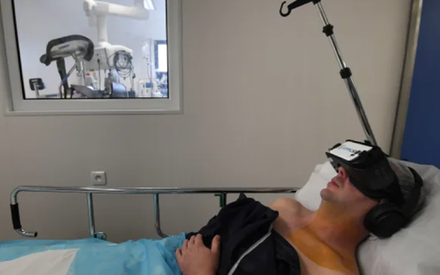Đeo kính thực tế ảo được cho là giúp giảm đau cho bệnh nhân trong quá trình phẫu thuật. Ảnh: Engadget