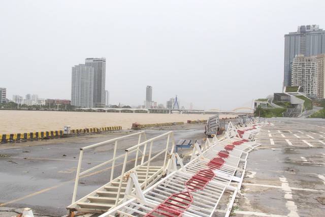 Hàng quán ven biển Đà Nẵng ngổn ngang, bão lột gạch lát kè bờ sông Hàn - Ảnh 8.