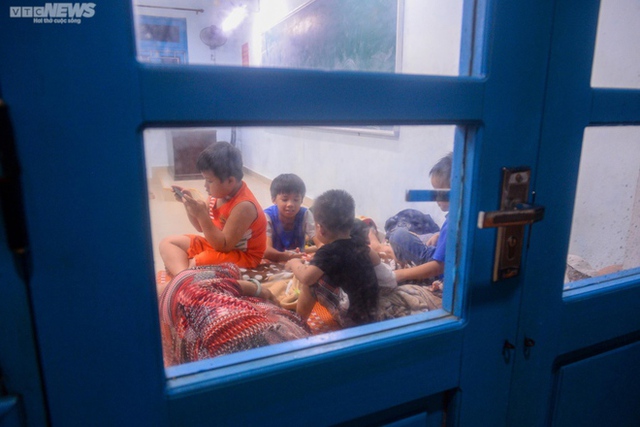  Ảnh: Giấc ngủ tạm của trẻ nhỏ miền biển Thừa Thiên - Huế tại nơi trú bão  - Ảnh 11.