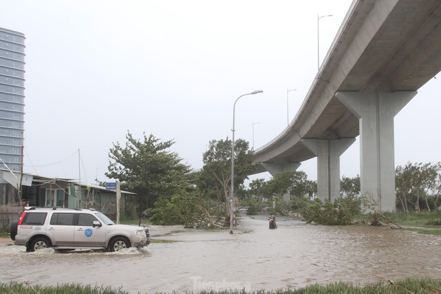Hàng quán ven biển Đà Nẵng ngổn ngang, bão lột gạch lát kè bờ sông Hàn - Ảnh 17.