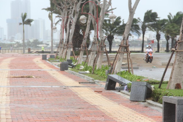 Hàng quán ven biển Đà Nẵng ngổn ngang, bão lột gạch lát kè bờ sông Hàn - Ảnh 16.
