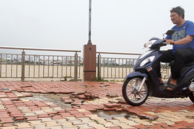 Hàng quán ven biển Đà Nẵng ngổn ngang, bão lột gạch lát kè bờ sông Hàn - Ảnh 15.