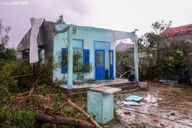  Ảnh: Dân miền biển ở Huế ứa nước mắt nhìn nhà cửa, tài sản bị bão Noru tàn phá  - Ảnh 11.