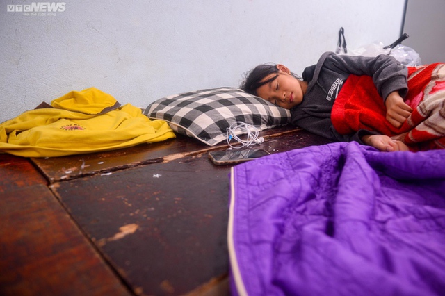  Ảnh: Giấc ngủ tạm của trẻ nhỏ miền biển Thừa Thiên - Huế tại nơi trú bão  - Ảnh 6.