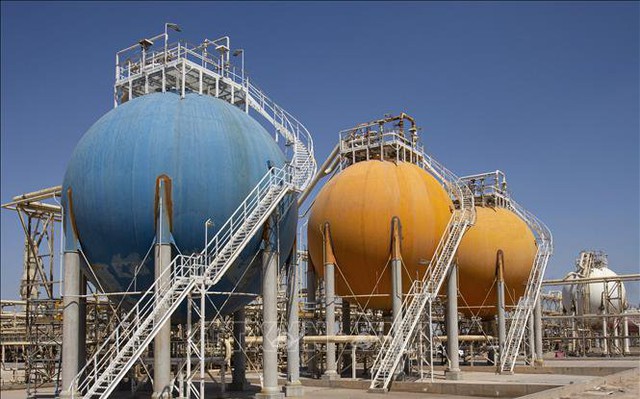 Bể chứa dầu tại một nhà máy dầu khí ở Khor al-Zubair, Iraq. Ảnh: AFP/TTXVN