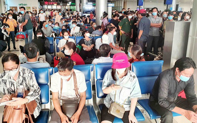 Nhiều thời điểm tại Tân Sơn Nhất, khách thiếu ghế ngồi trong khu vực chờ ra máy bay - Ảnh: C.TRUNG