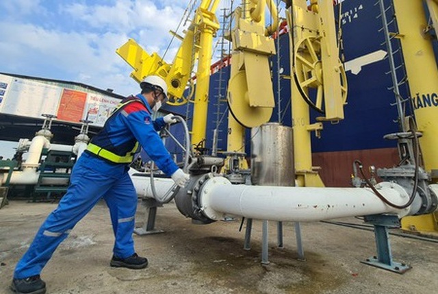 Nhân viên kho xăng dầu tại Nhà Bè (TP.HCM) mở đường ống nhập xăng - Ảnh: NGỌC HIỂN