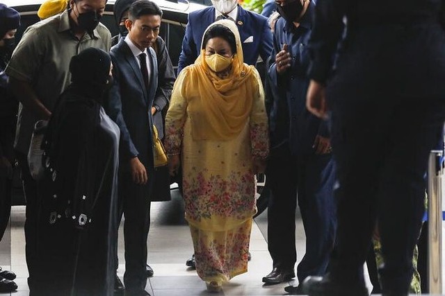 Nhận án khủng, vợ cựu thủ tướng Malaysia khóc giữa tòa: Không ai thấy tôi đếm tiền - Ảnh 1.