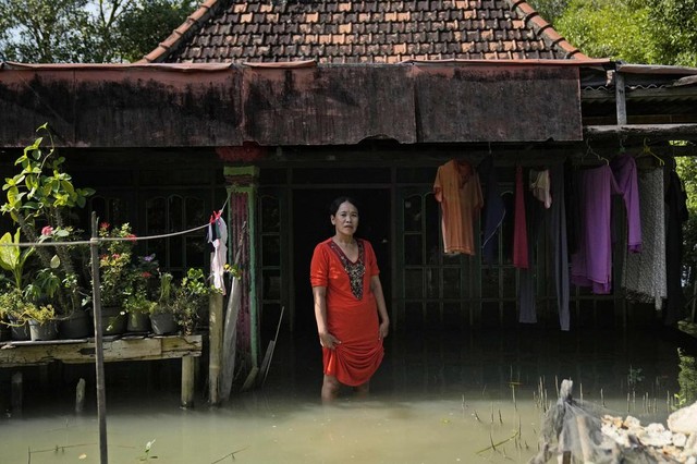 Những mảnh đời mắc kẹt trong ngập lụt ở Indonesia: Tôi già rồi, chẳng làm gì được nữa - Ảnh 1.