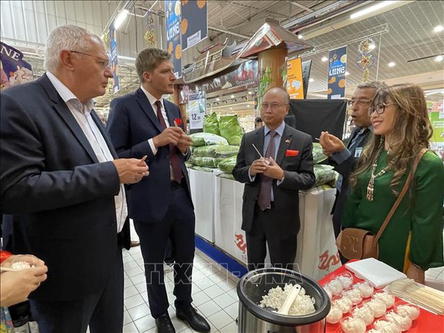 Gạo Việt Nam lần đầu lên kệ siêu thị E.Leclerc của Pháp - Ảnh 2.