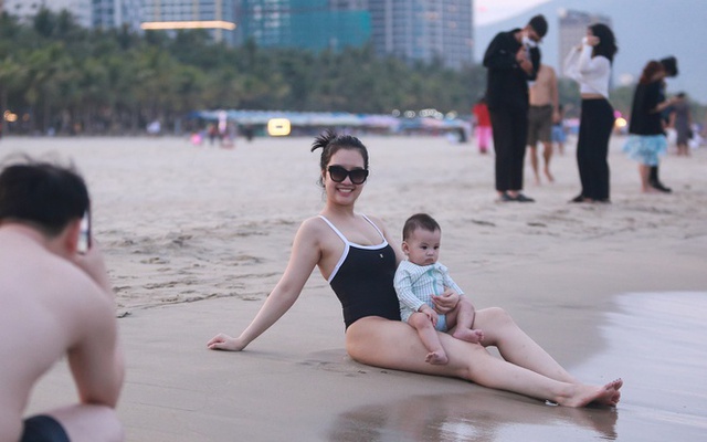 Photo: Da Nang beach is full of people on the occasion of September 2 - Photo 11.