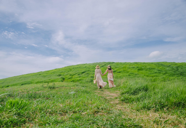 Enjoying a long vacation, young people invite each other to "hunt photos" in the green meadow in the heart of Moc Chau - Photo 14.