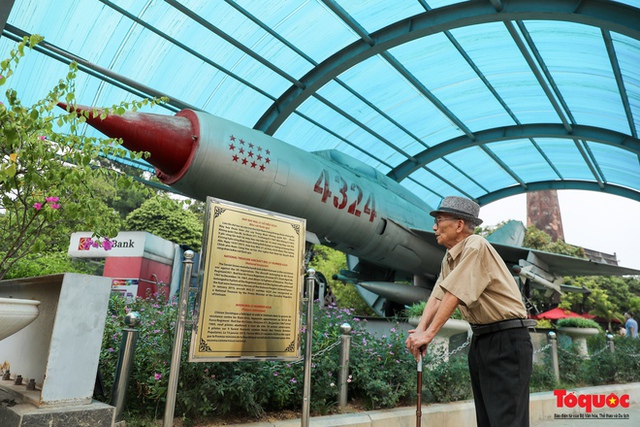 A large number of tourists look to red addresses in Hanoi during Independence Day - Photo 21.