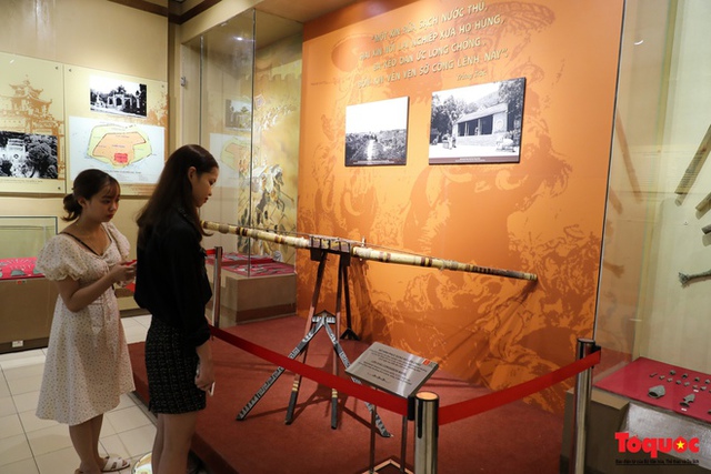 A large number of tourists look to red addresses in Hanoi during Independence Day - Photo 24.