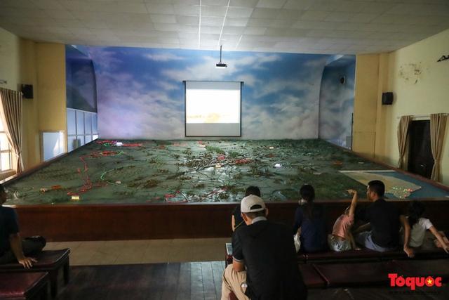 A large number of tourists look to red addresses in Hanoi during Independence Day - Photo 25.