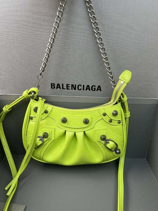 Hội siêu mẫu, fashionista Việt review túi Balenciaga Le Cagole - Ảnh 37.